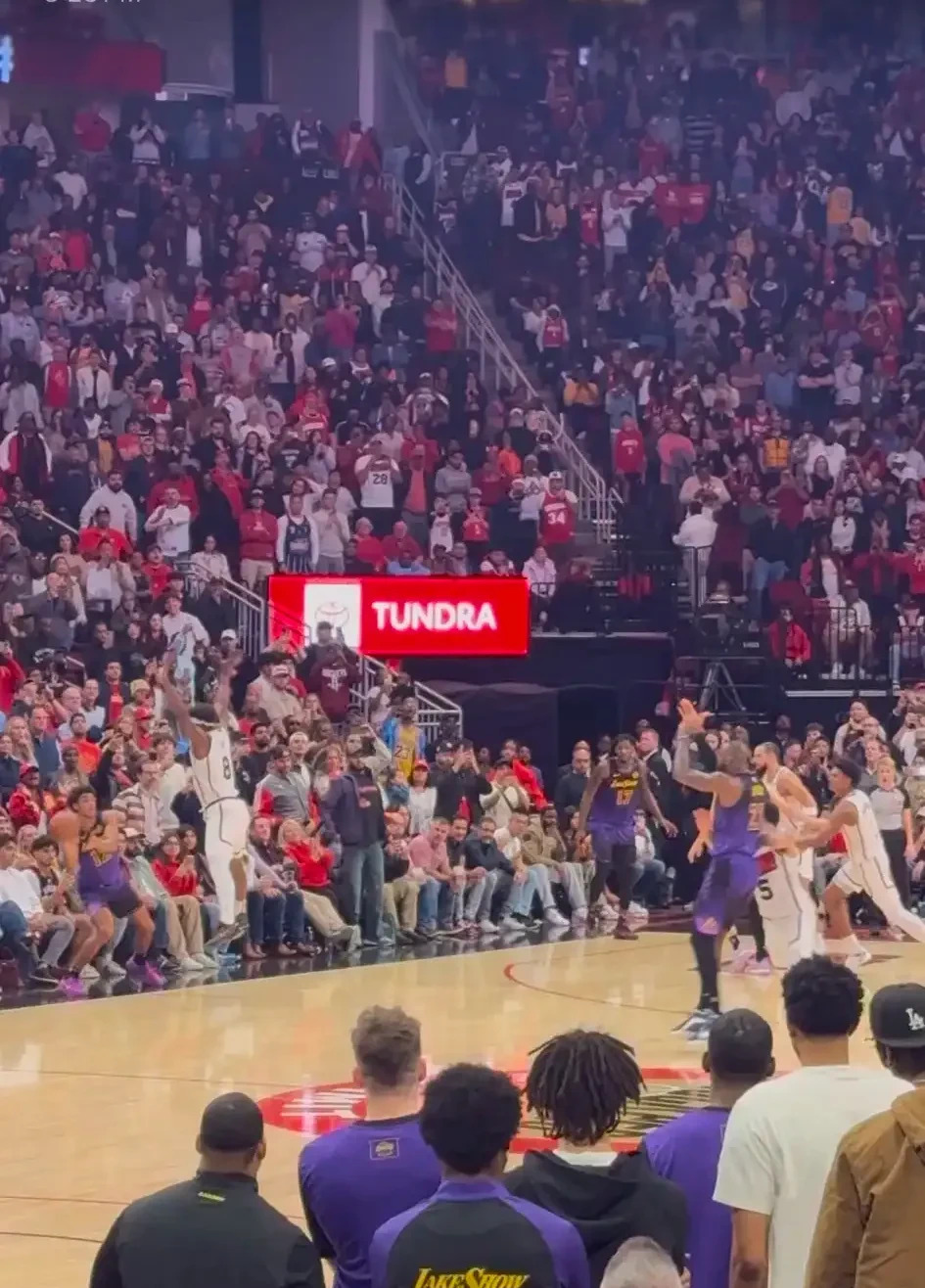 开云体育在线-詹姆斯重返赛场，比赛规则变更首场状态出色，湖人观众沸腾！-开云体育在线