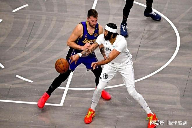 开云体育在线-关于战术调整引发热议！，浓眉哥在独行侠比赛中出色发挥赢得满堂喝彩的信息-开云体育在线