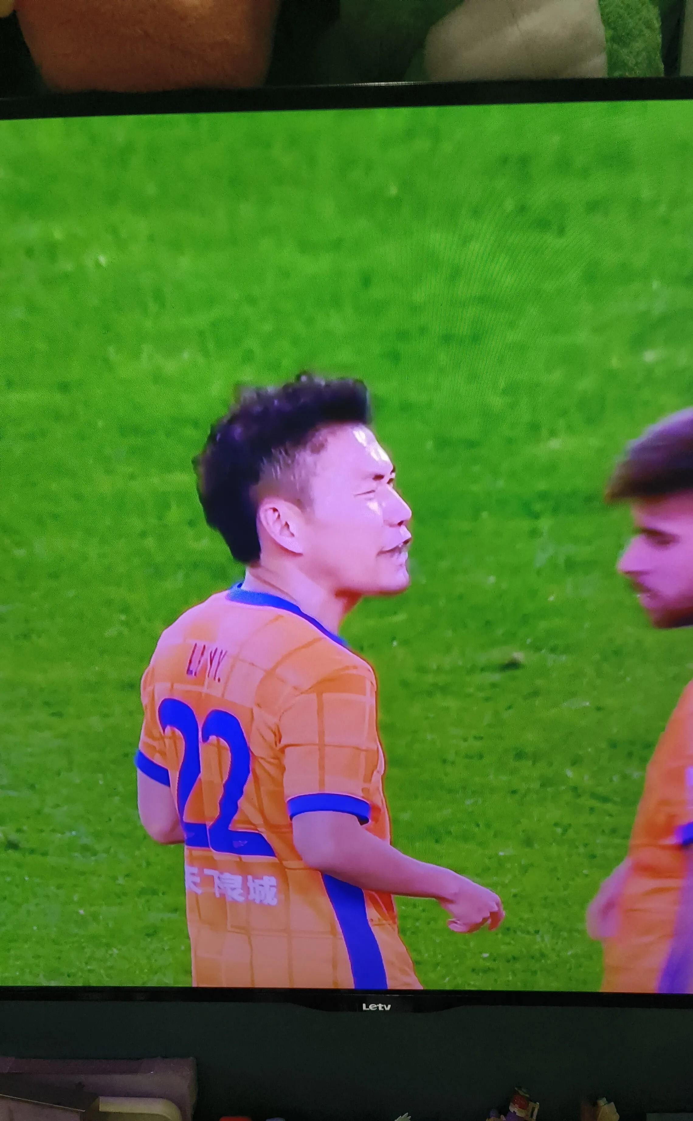 包含窗口期突围战来临，里昂围绕荷甲队长鼓劲，媒体盛赞，资深球员宣示担当的词条