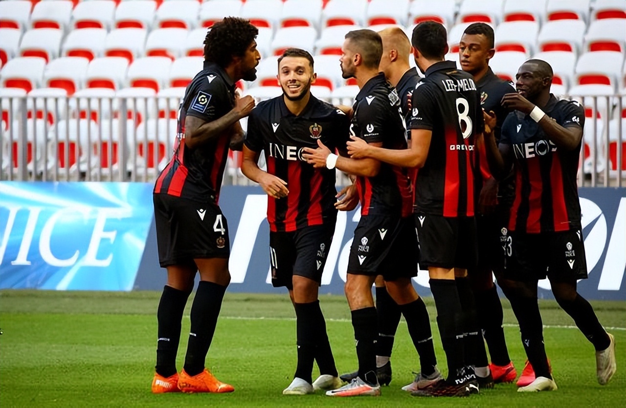 包含窗口期突围战来临，里昂围绕荷甲队长鼓劲，媒体盛赞，资深球员宣示担当的词条